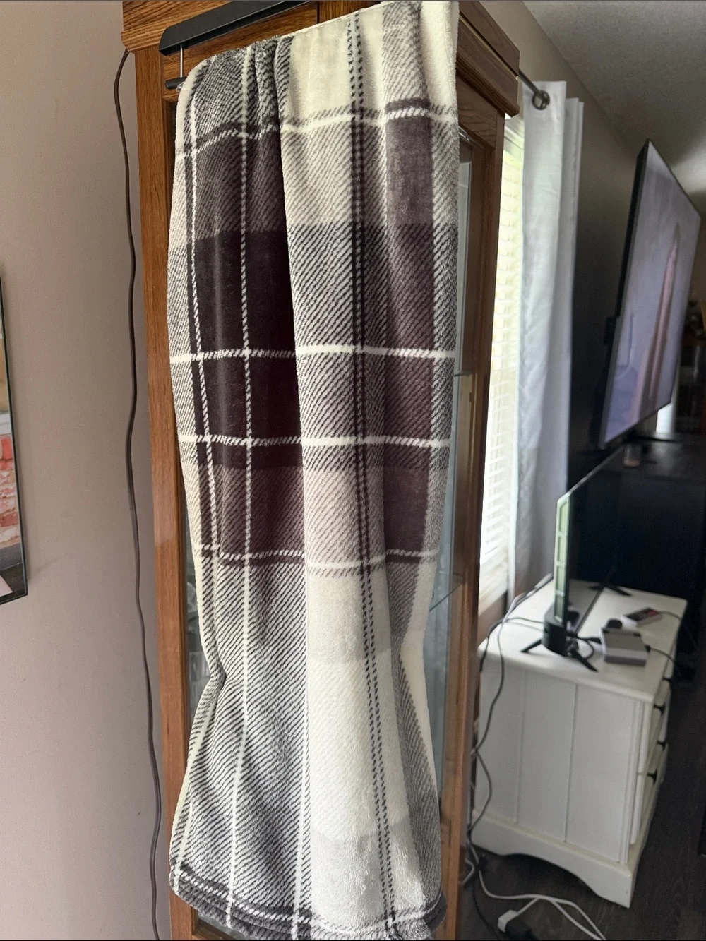 Plaid Accent plush blanket Black , white and grey